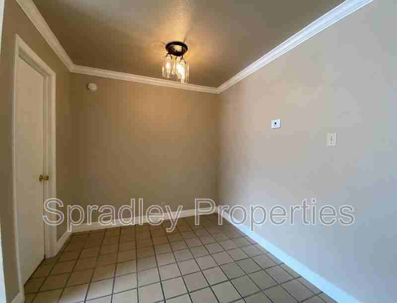 1025 N Wall St - Photo 4 of 9