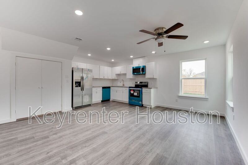 8126 Sterlingshire St #B - Photo 3 of 21