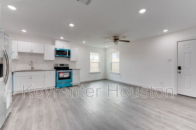 8126 Sterlingshire St #B - Photo 4 of 21