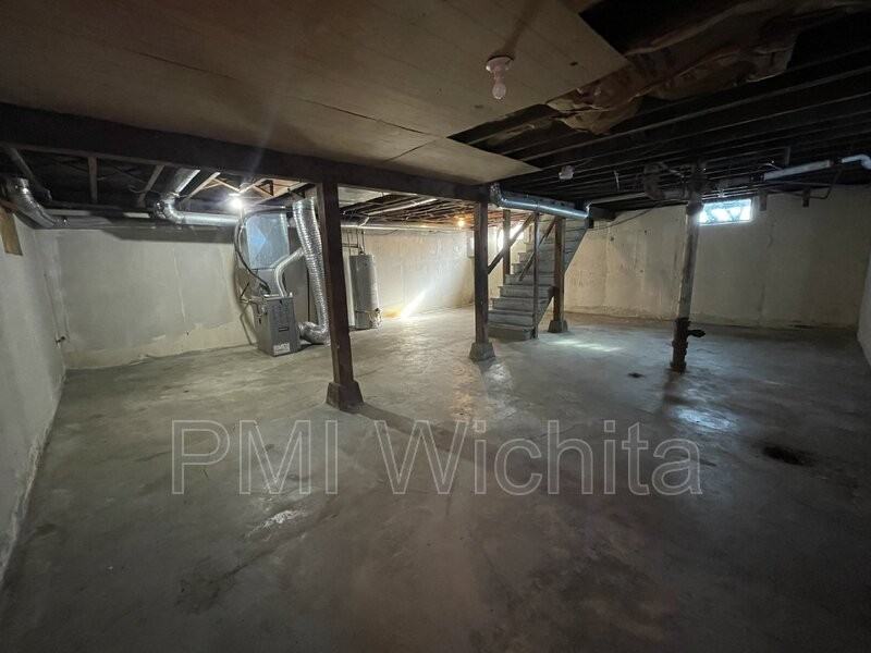 2322 S Broadview St - Photo 3 of 8