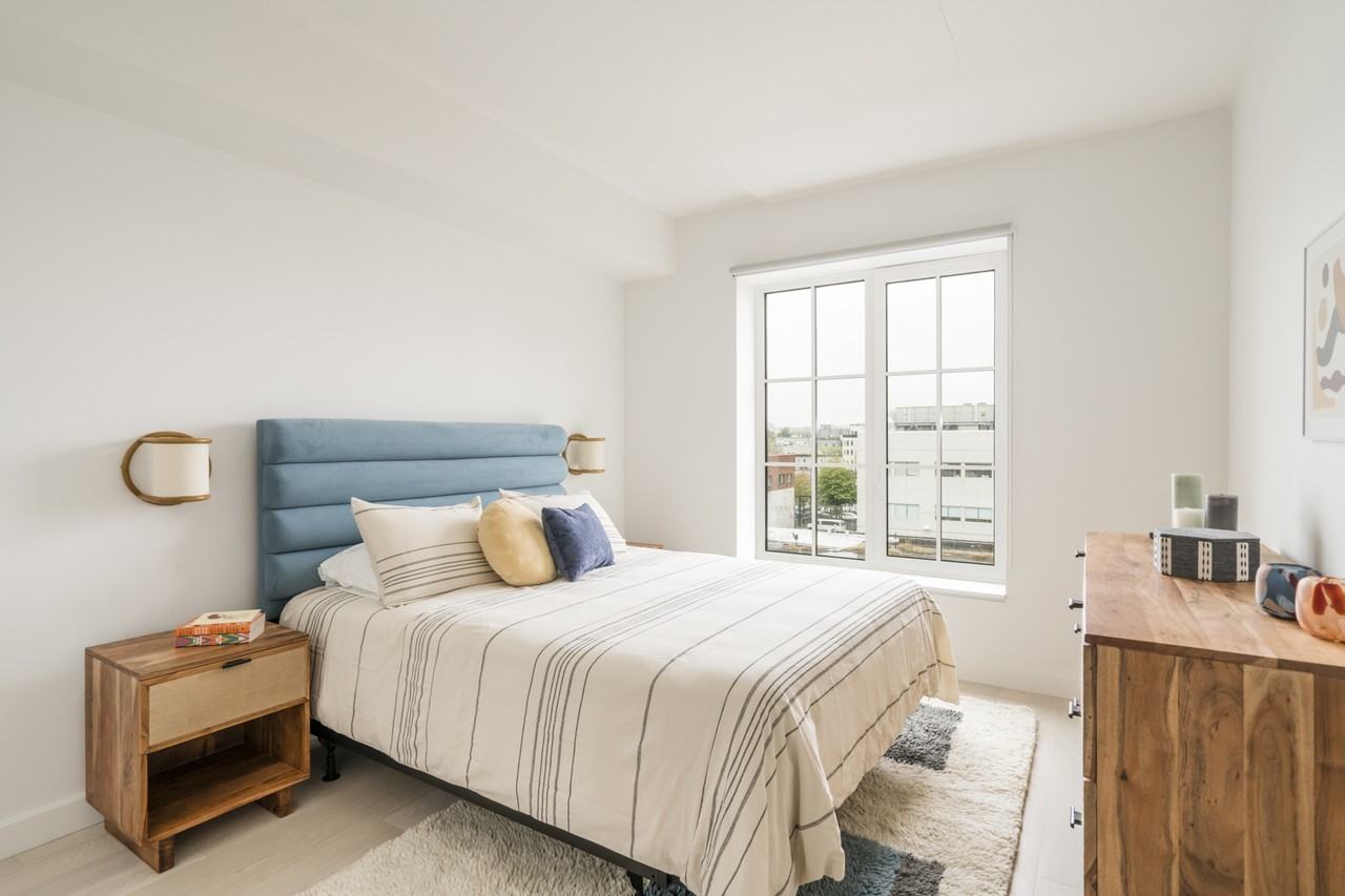 The Lois - Photo 7 of 50