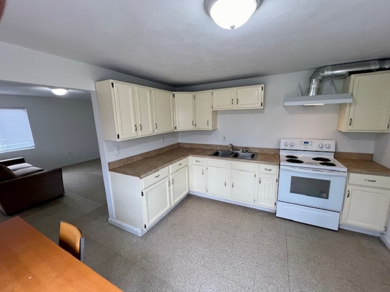 48 Roberts st. - Photo 2 of 9