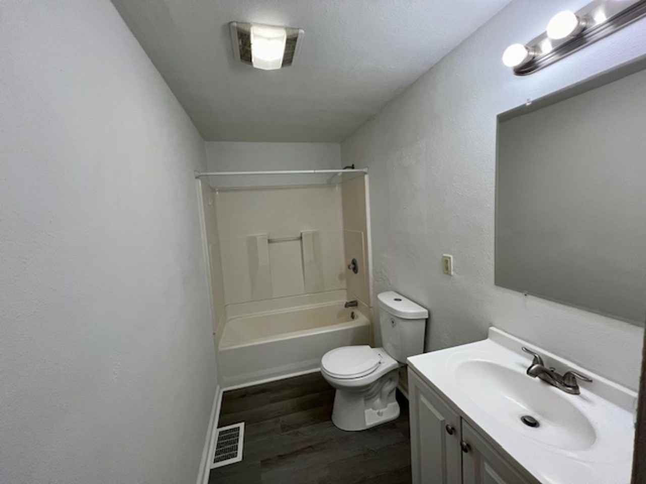 48 Roberts st. - Photo 5 of 9