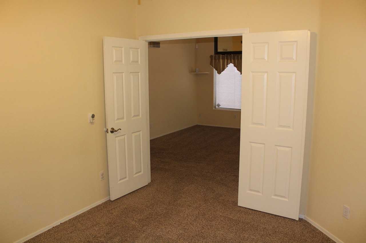 2543 S Essex - Photo 6 of 36