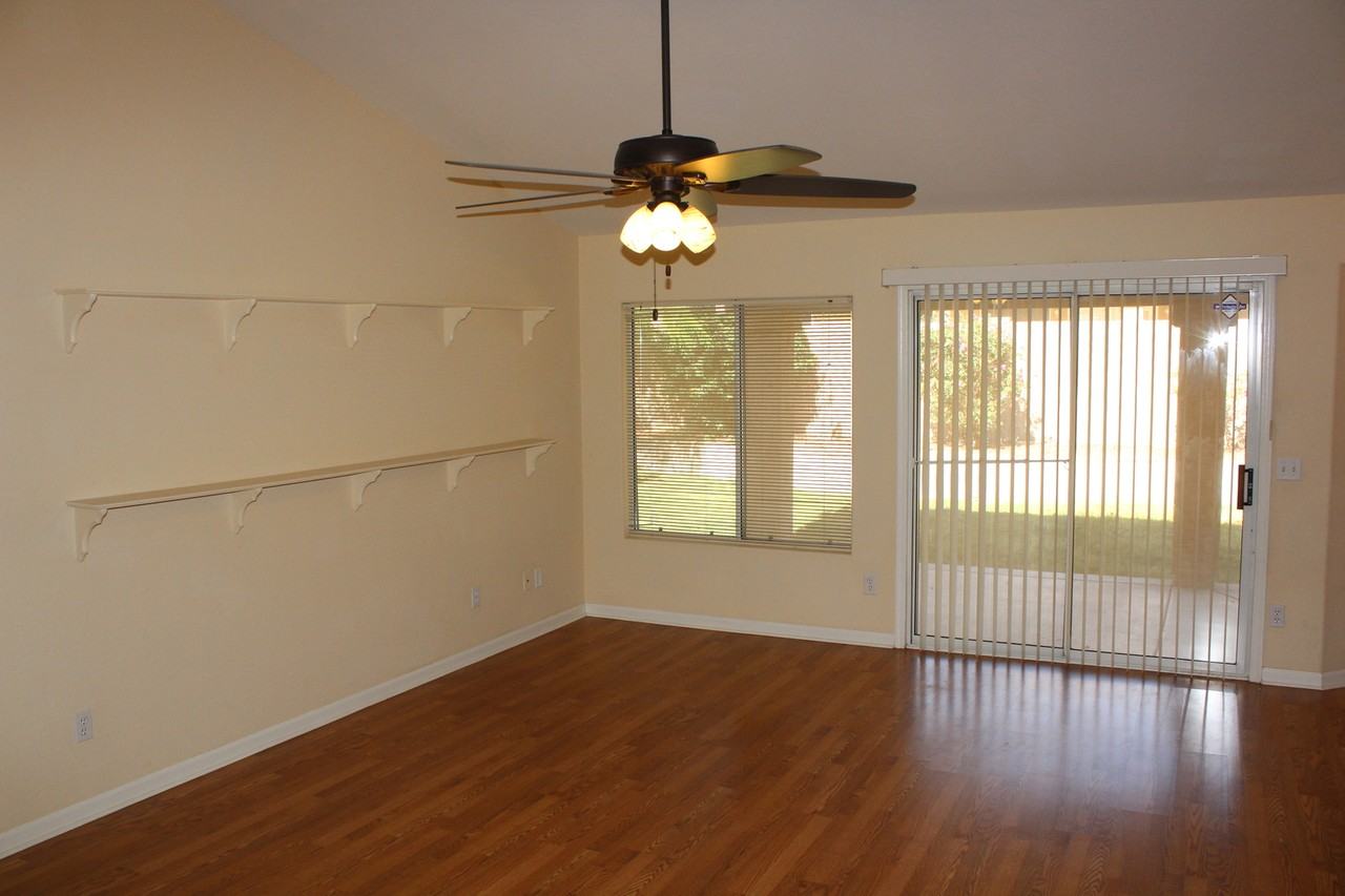 2543 S Essex - Photo 7 of 36