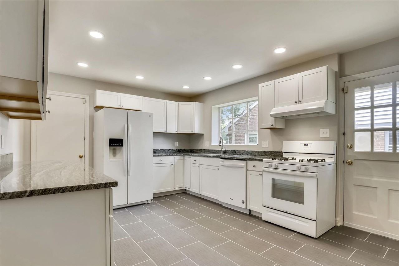 3303 Winnett Rd - Photo 2 of 50