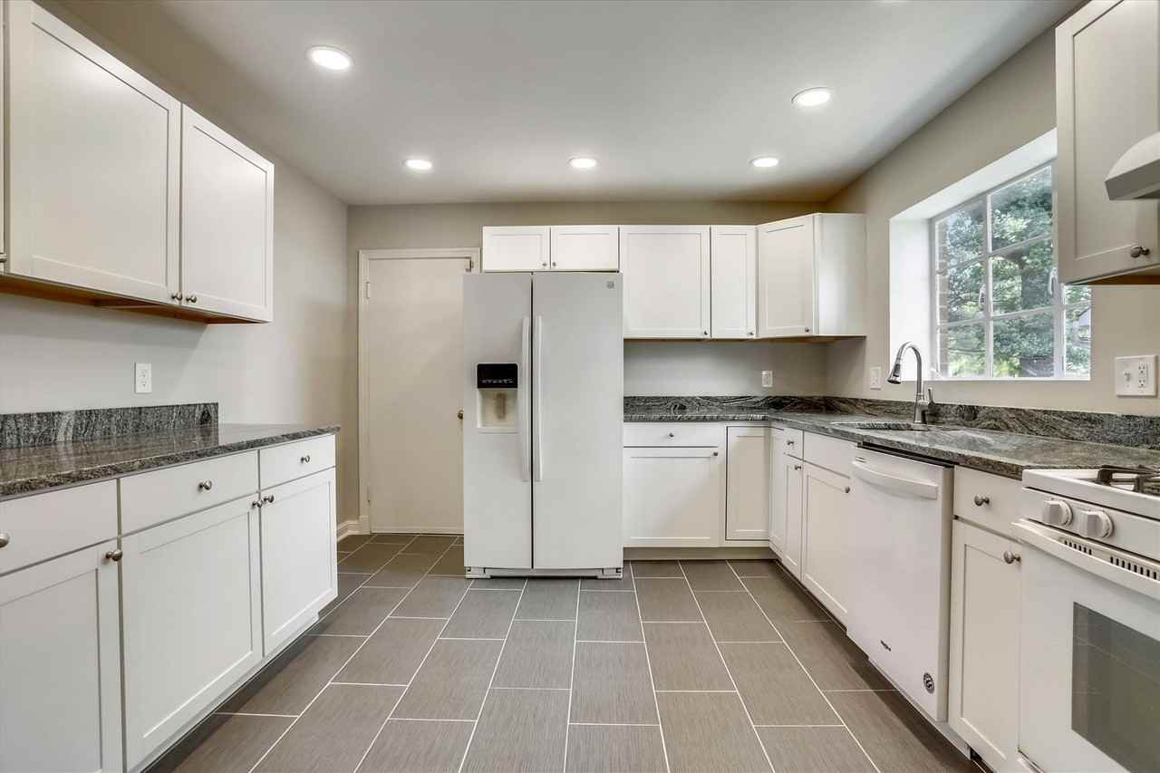 3303 Winnett Rd - Photo 5 of 50
