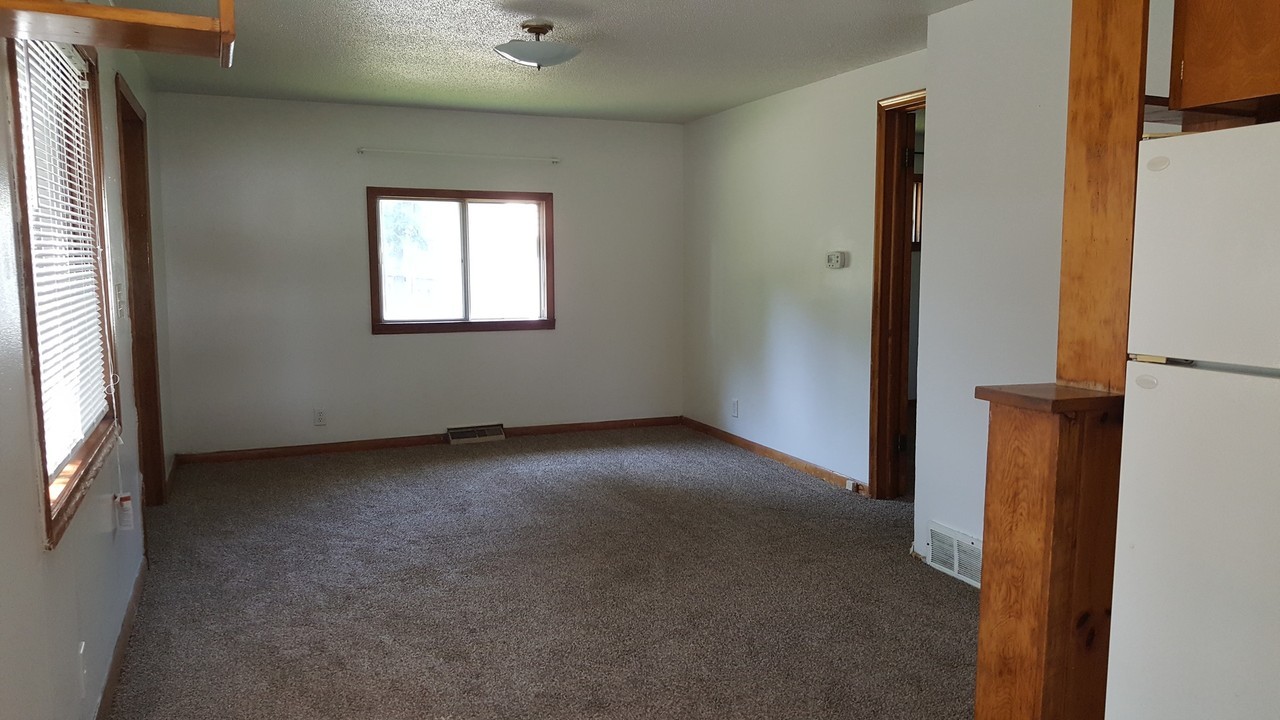 921 4th Ave Ne - Photo 3 of 20