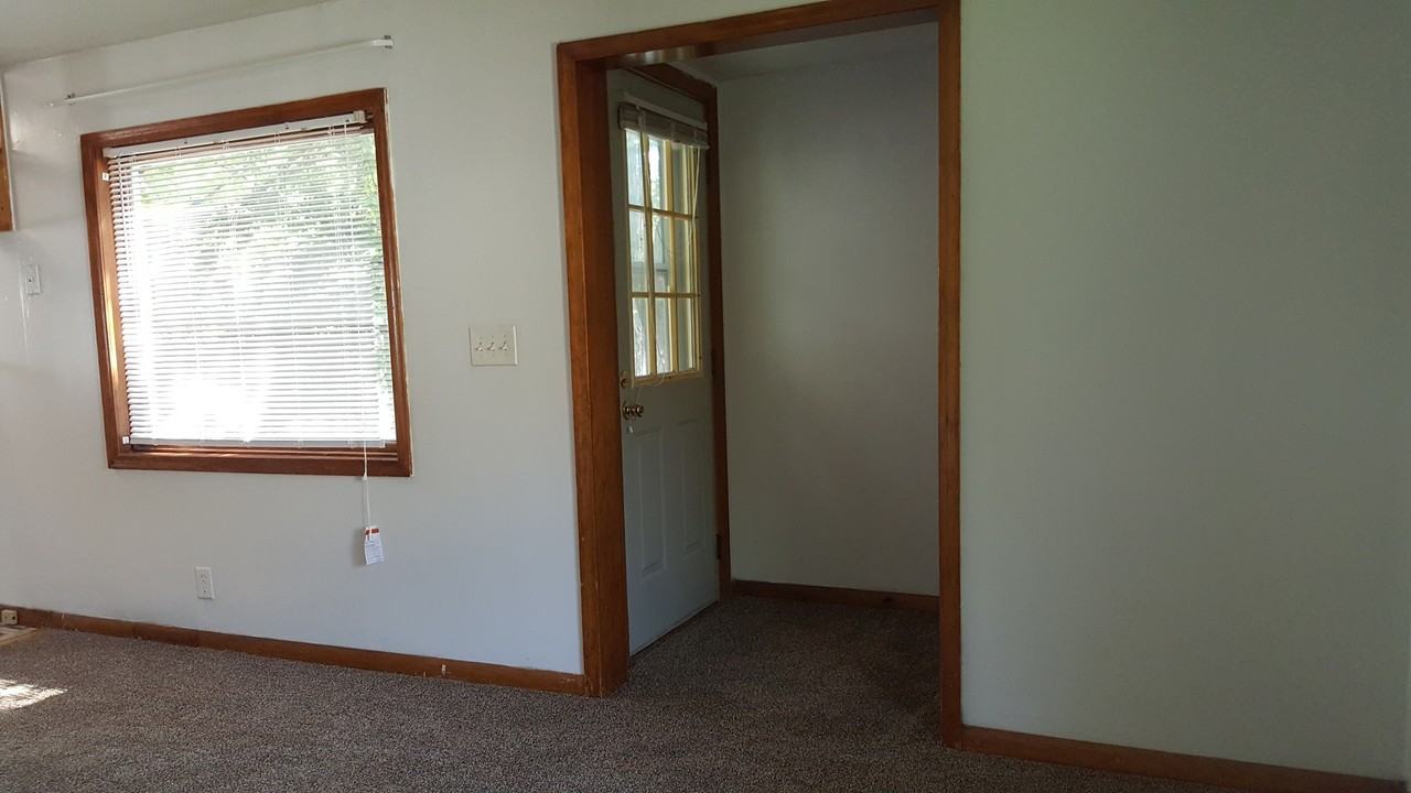 921 4th Ave Ne - Photo 5 of 20