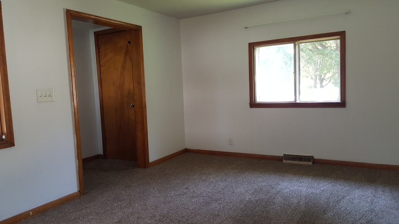 921 4th Ave Ne - Photo 7 of 20
