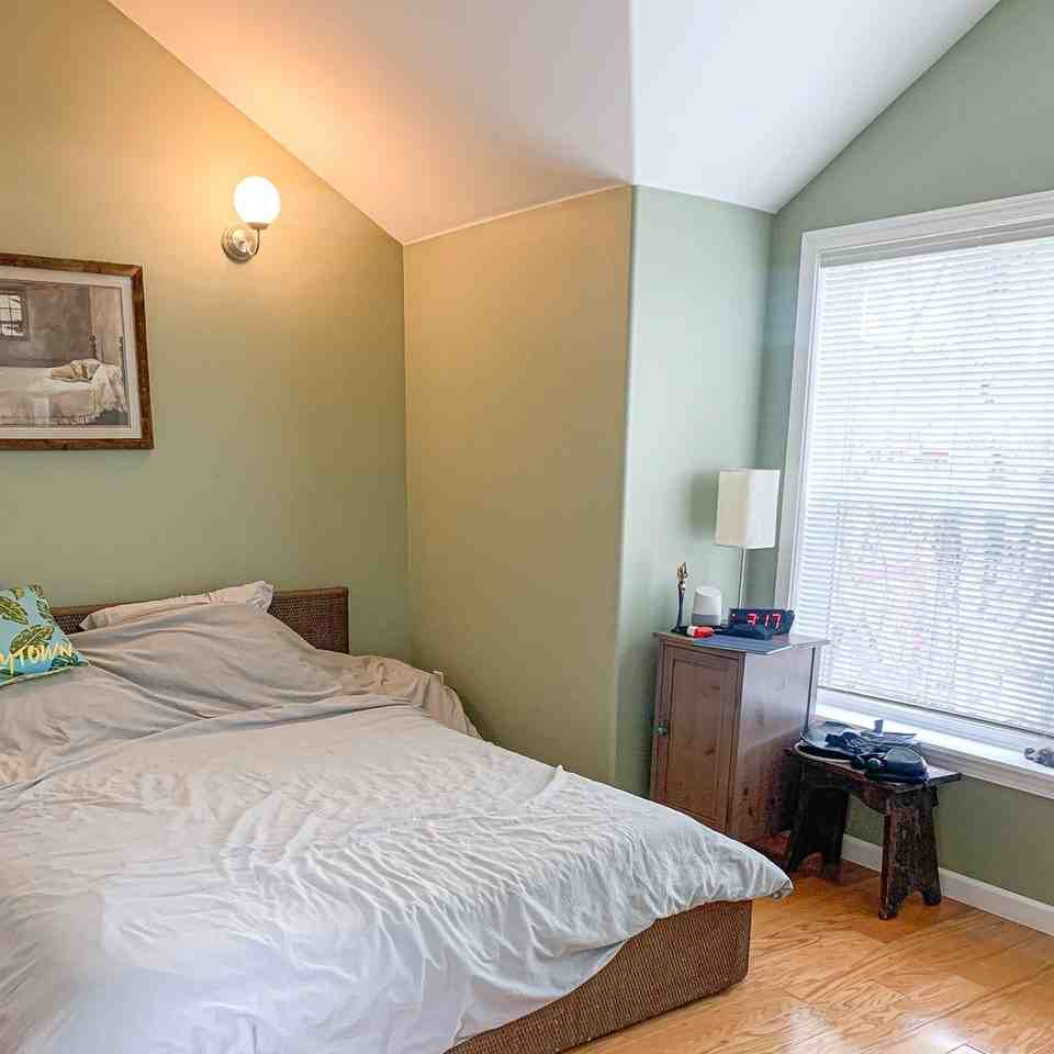 3623B Phinney Ave N - Photo 3 of 11