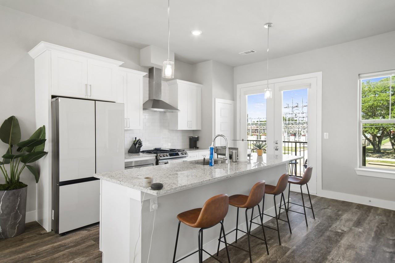 702 N Plano Rd #702 - Photo 3 of 19