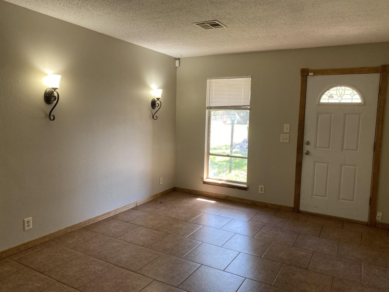 429 E Hillcrest Ln #1 - Photo 3 of 27