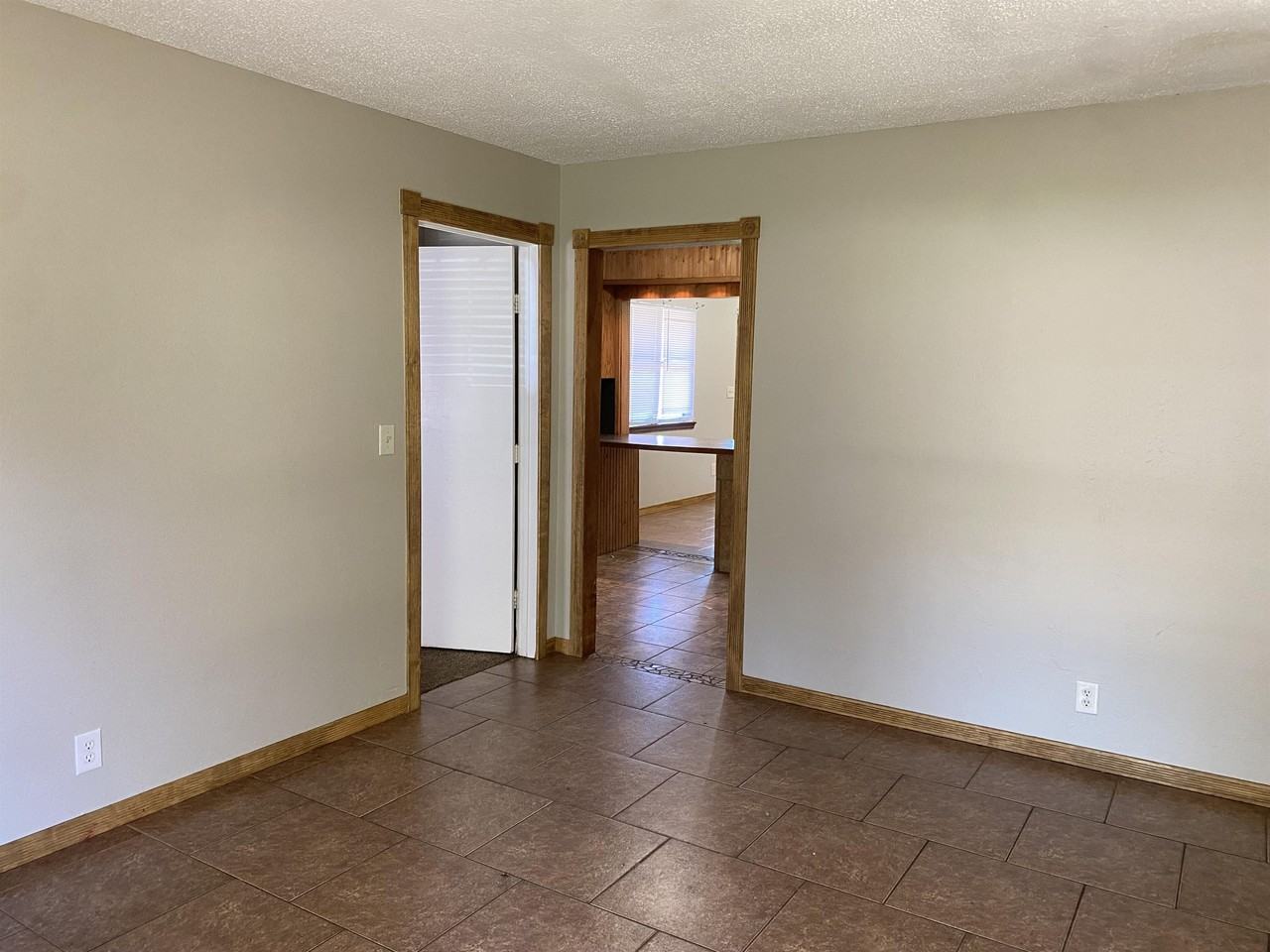 429 E Hillcrest Ln #1 - Photo 4 of 27