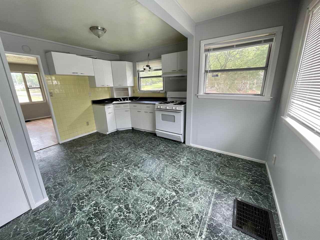904 Oakley Ave #SFH - Photo 3 of 10