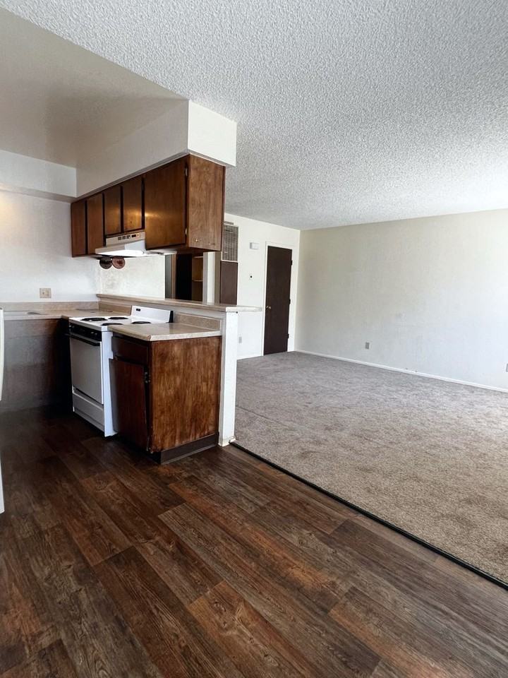 211 N Broadway St - Photo 2 of 11