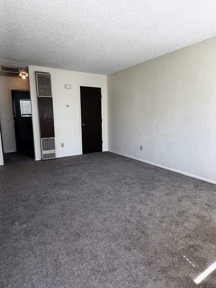 211 N Broadway St - Photo 3 of 11