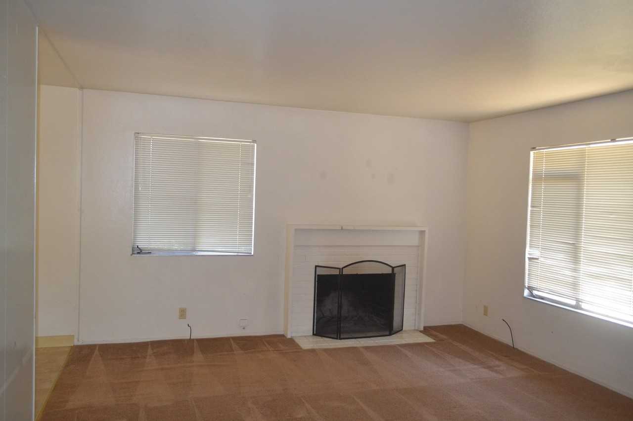 40232 Davis St - Photo 2 of 6