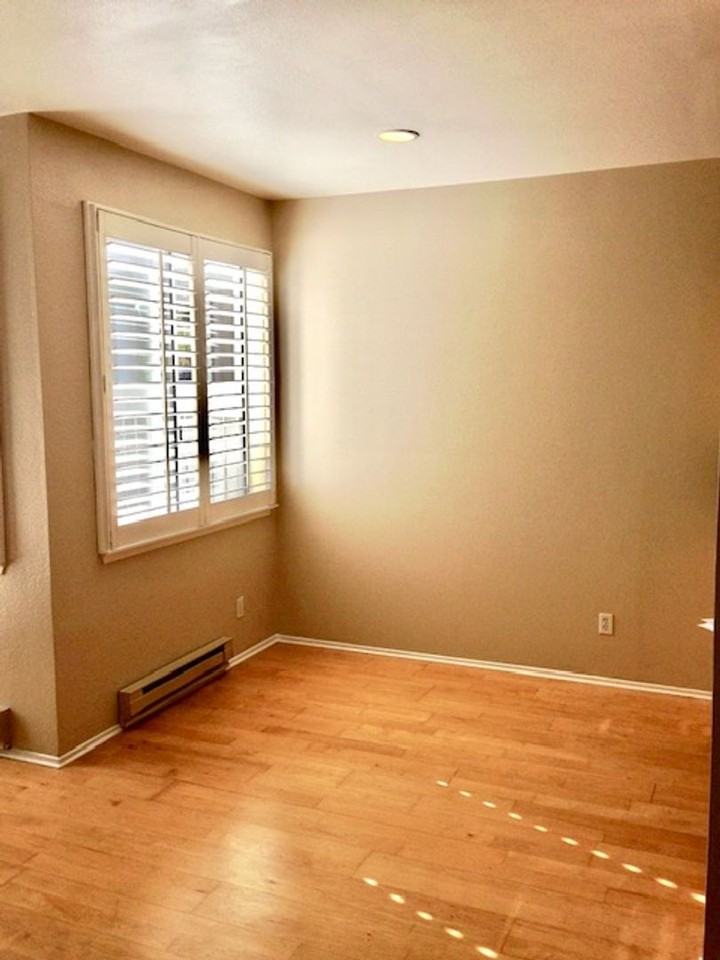 187 Bayside Ct - Photo 2 of 16