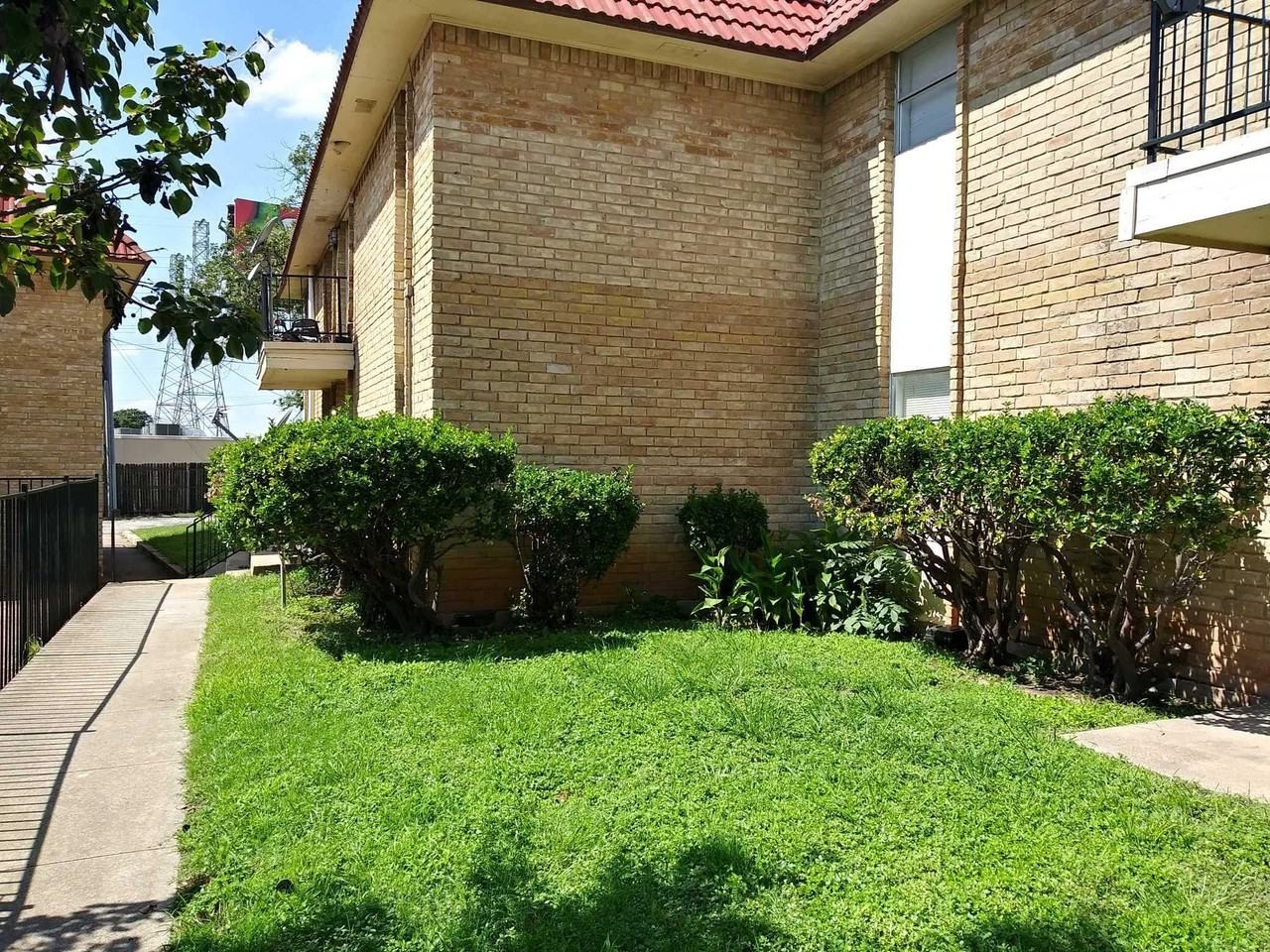 Las Brisas Apartment - Photo 3 of 11