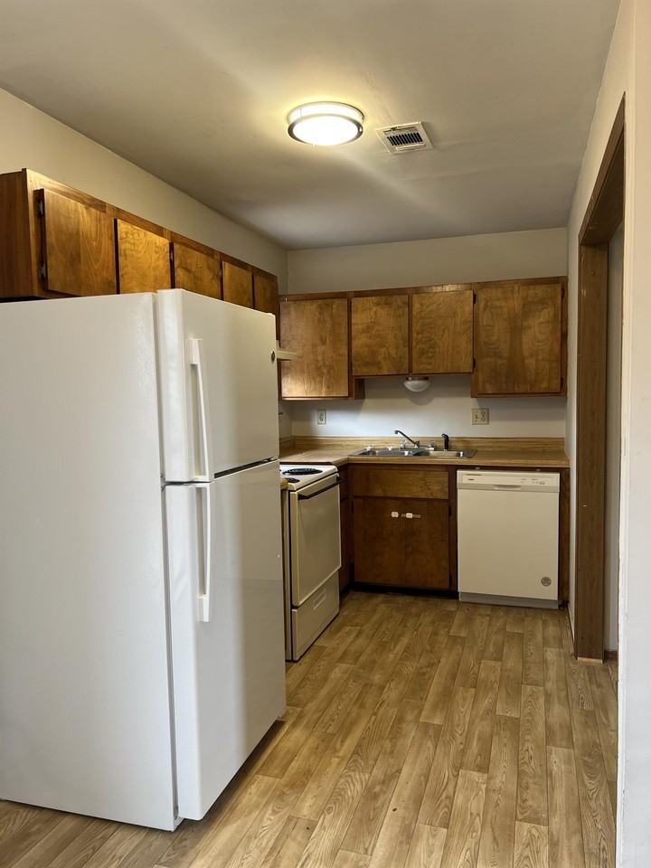 65 Roberts Apt 71-82 - Photo 3 of 8