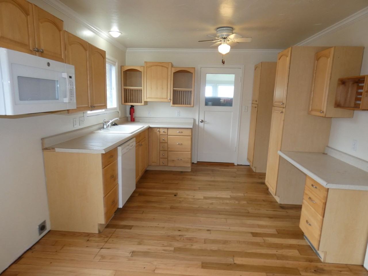 209 E 11th St - Photo 2 of 8