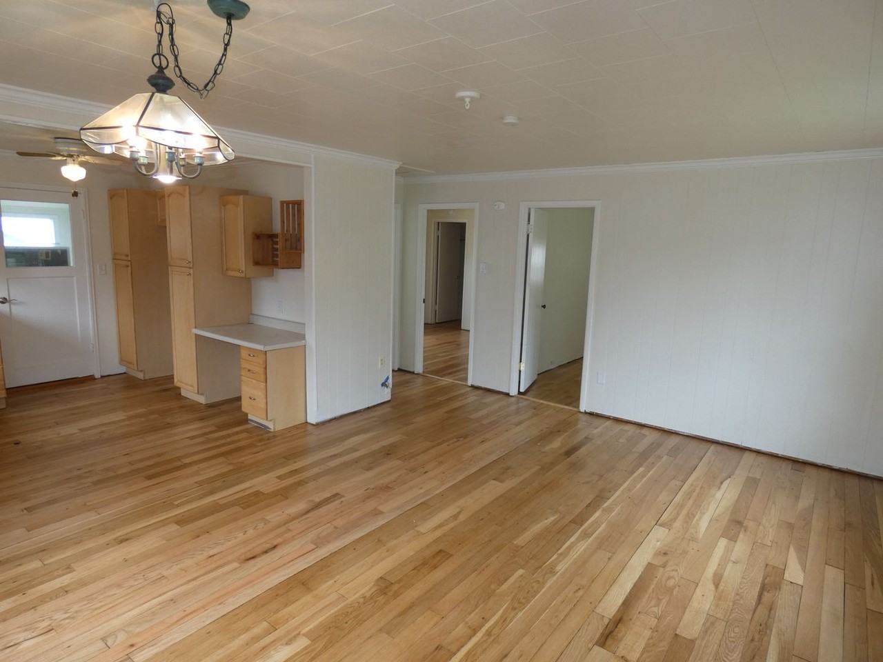 209 E 11th St - Photo 3 of 8