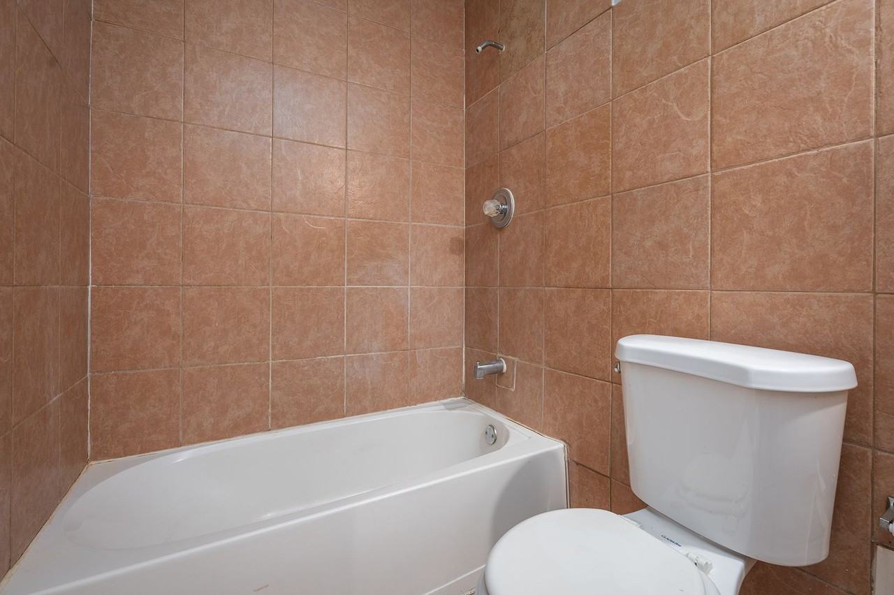 1562 N Woodyear St - Photo 5 of 39