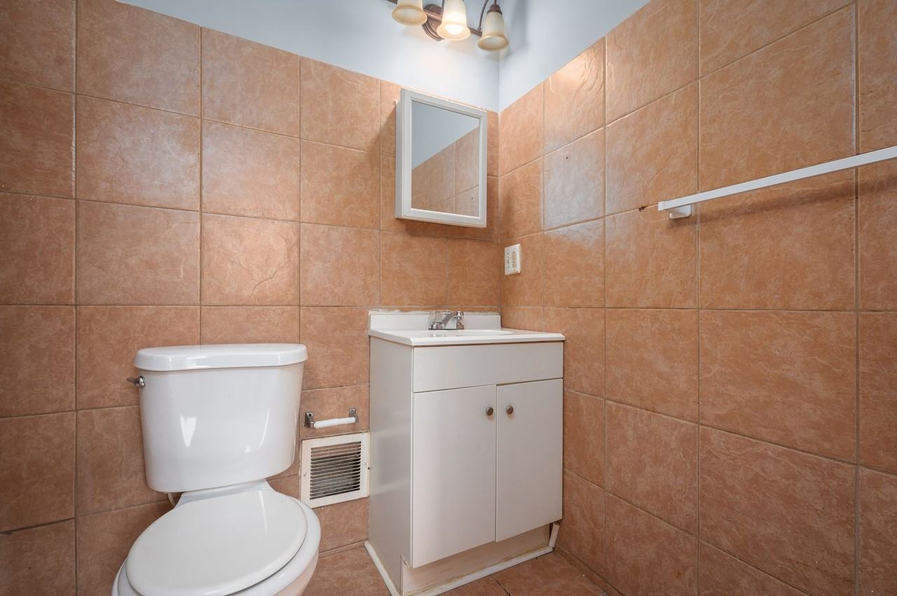 1562 N Woodyear St - Photo 6 of 39