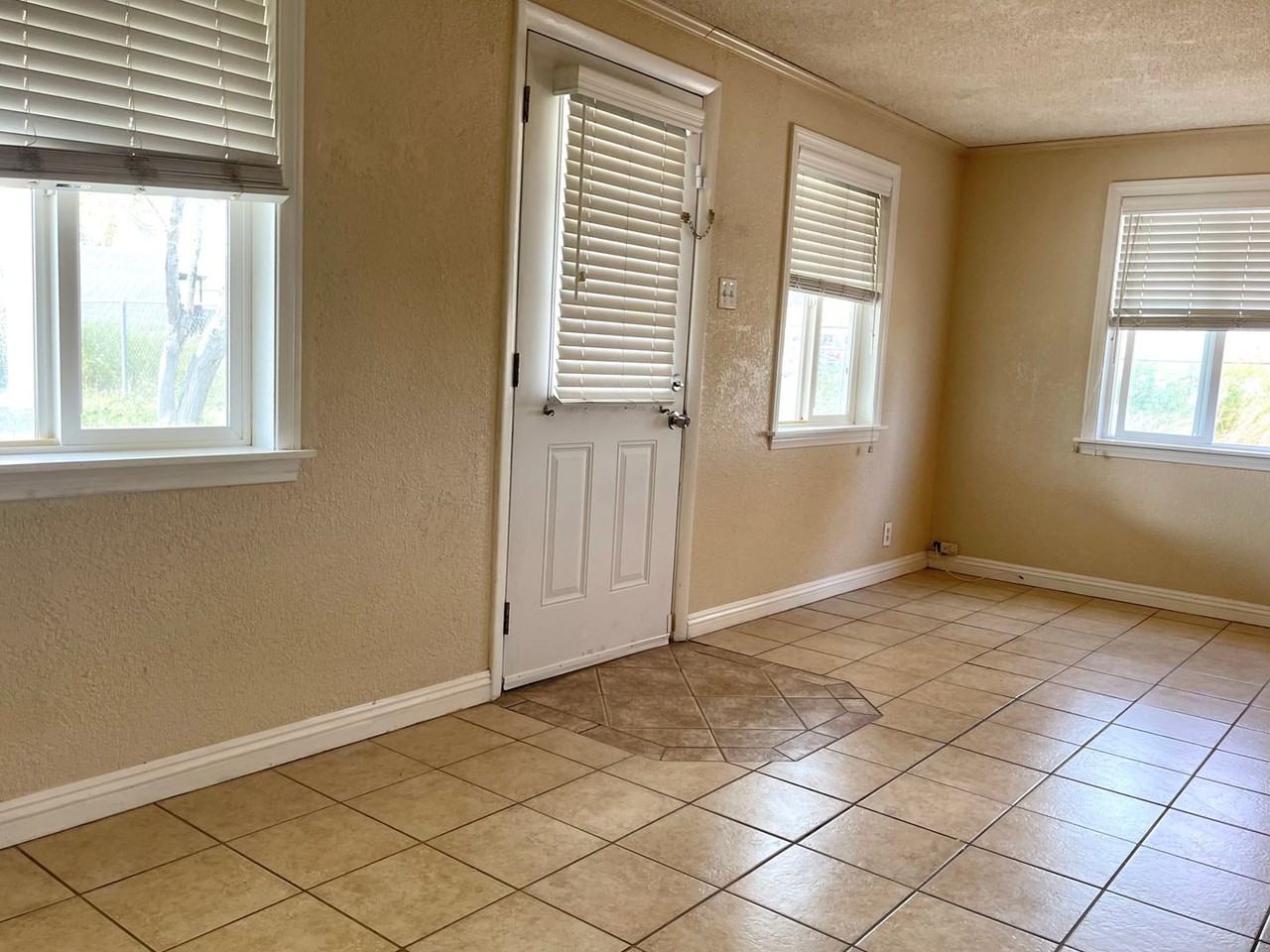 2806 Park Ave - Photo 2 of 15