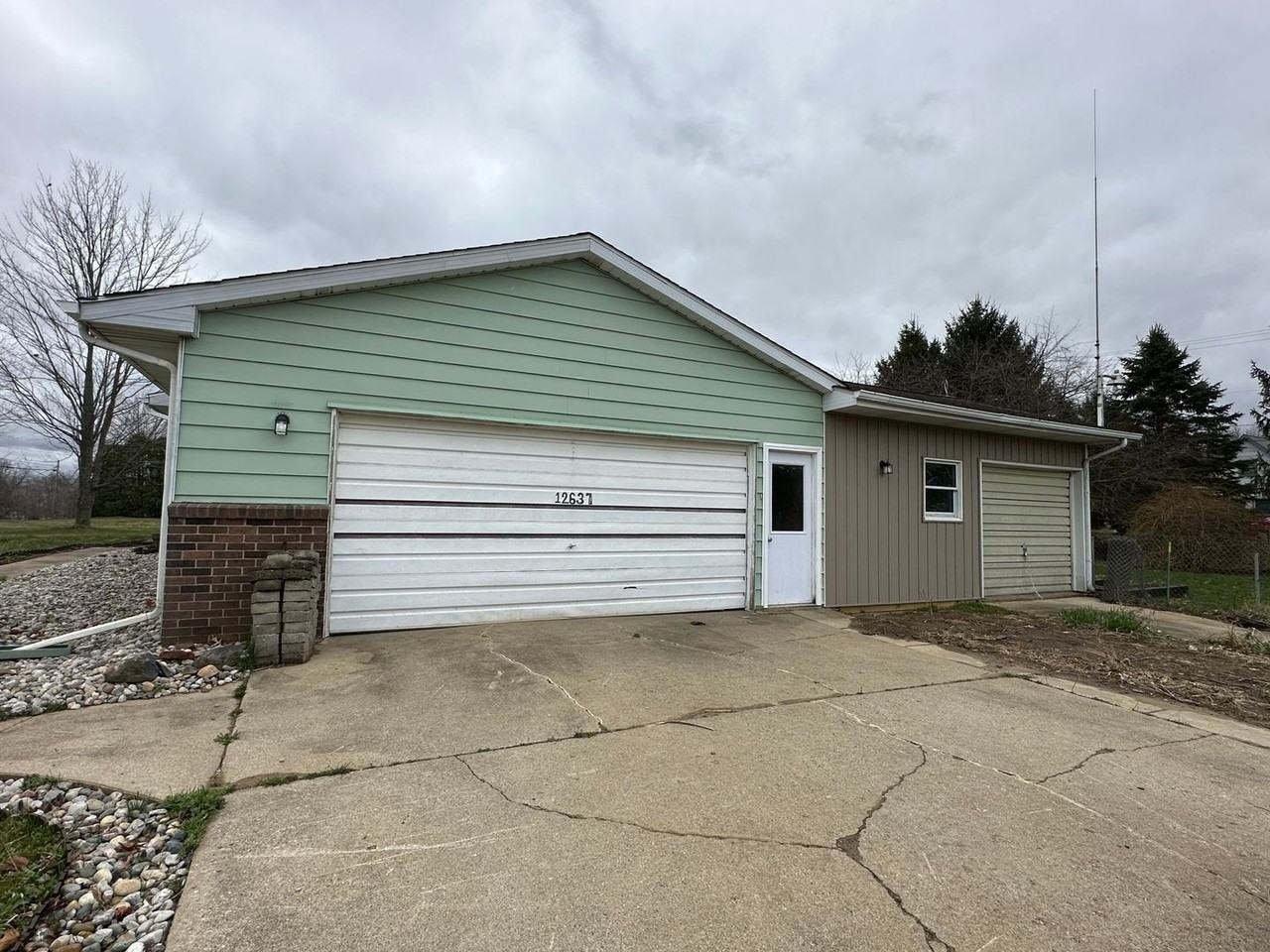 12637 W Michigan Ave - Photo 3 of 23