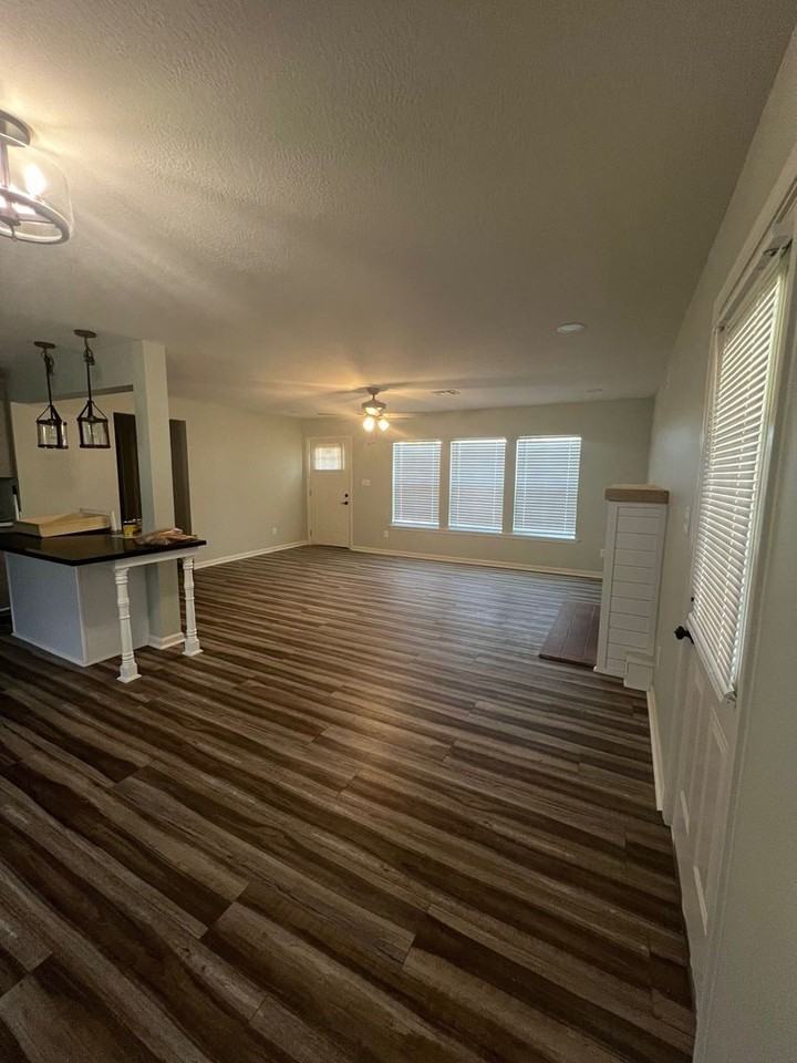 1002 Holly St - Photo 5 of 19