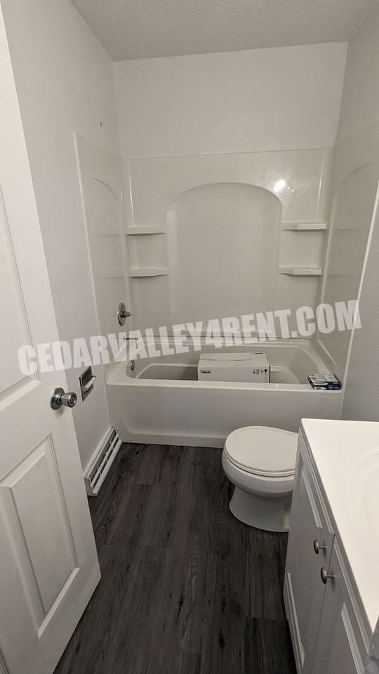 1025 Adams St - Photo 3 of 7