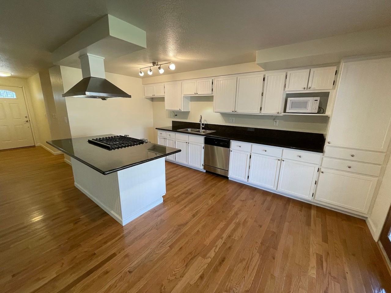204 Agate Dr - Photo 3 of 10