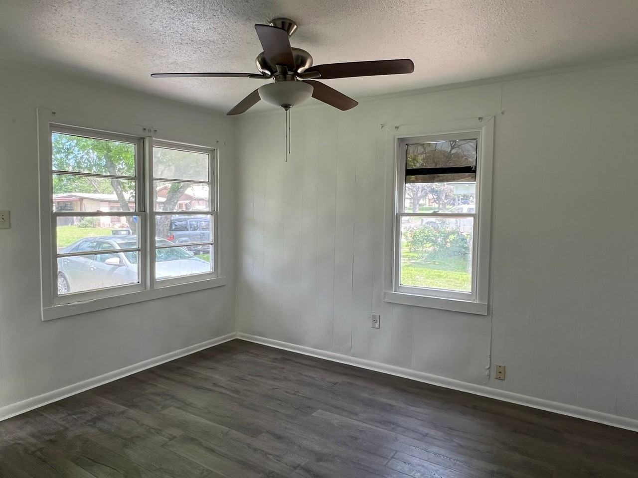 907 Carver St - Photo 2 of 7