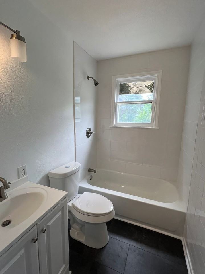 907 Carver St - Photo 3 of 7