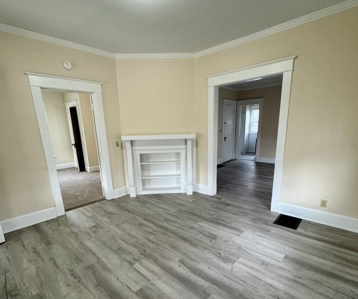 301 Franklin St - Photo 3 of 8