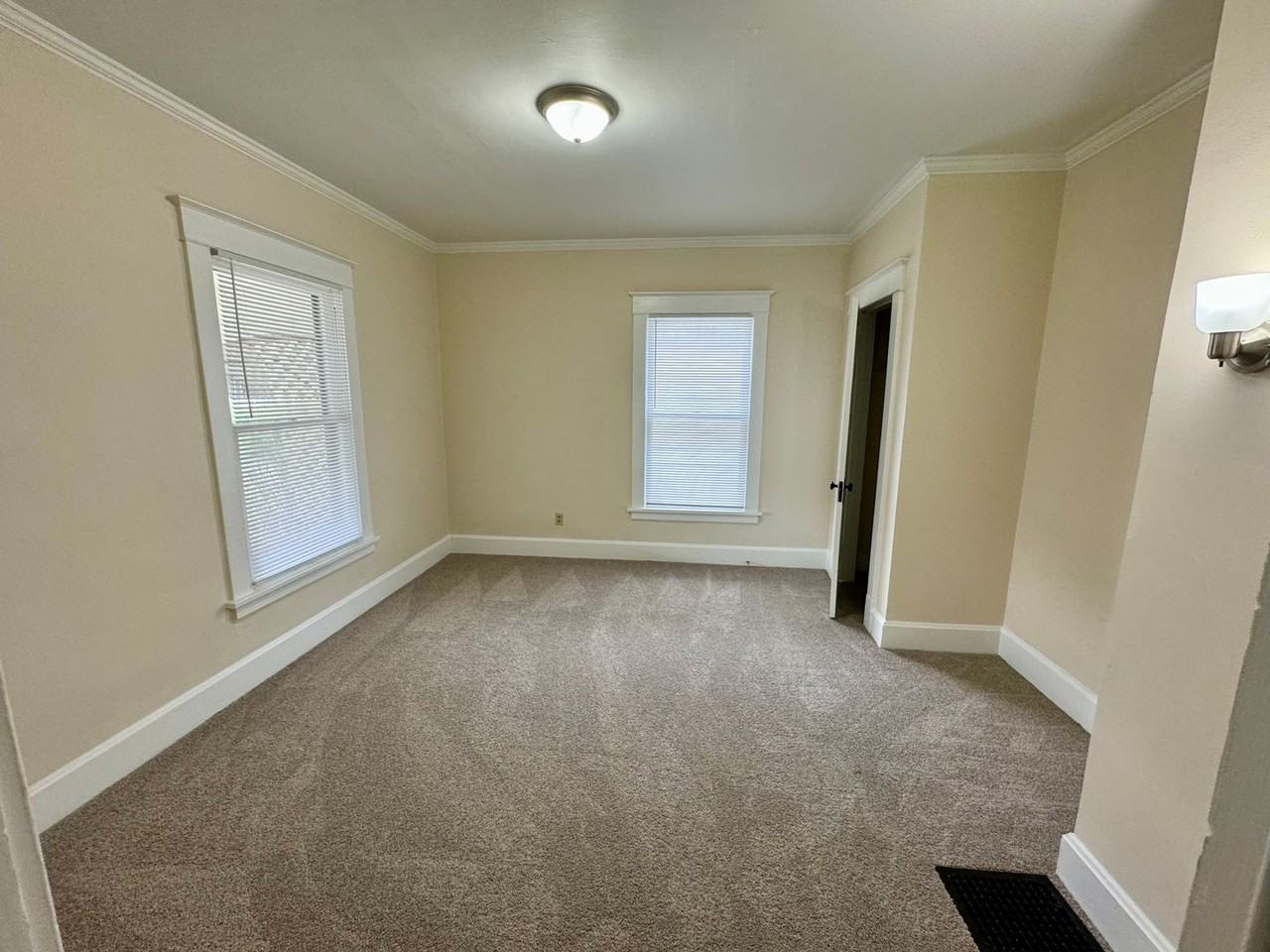 301 Franklin St - Photo 4 of 8