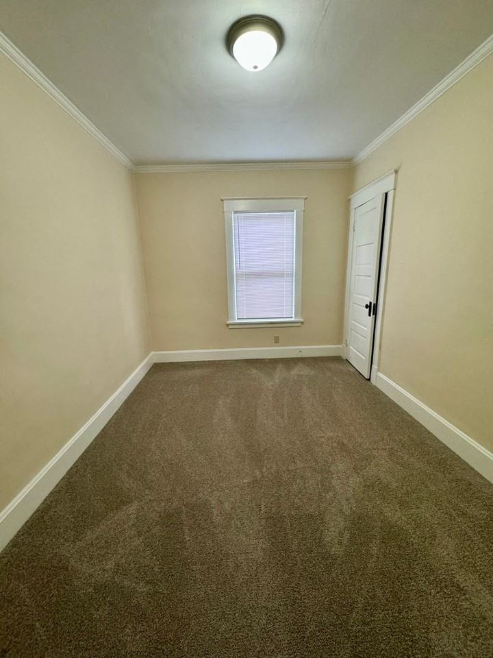 301 Franklin St - Photo 5 of 8