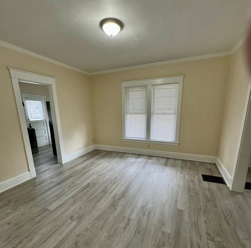 301 Franklin St - Photo 6 of 8