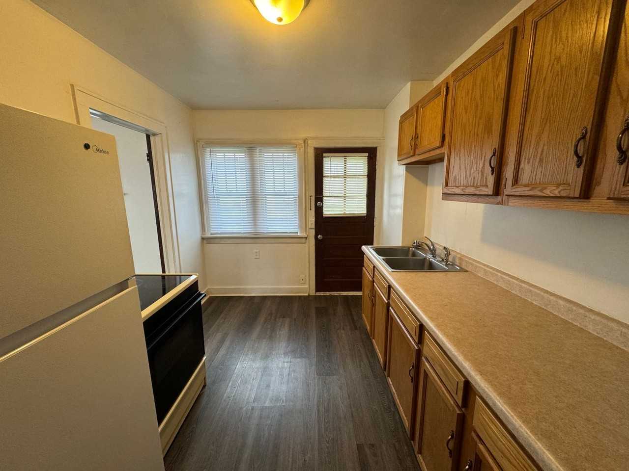 2043 33rd St - Photo 2 of 9