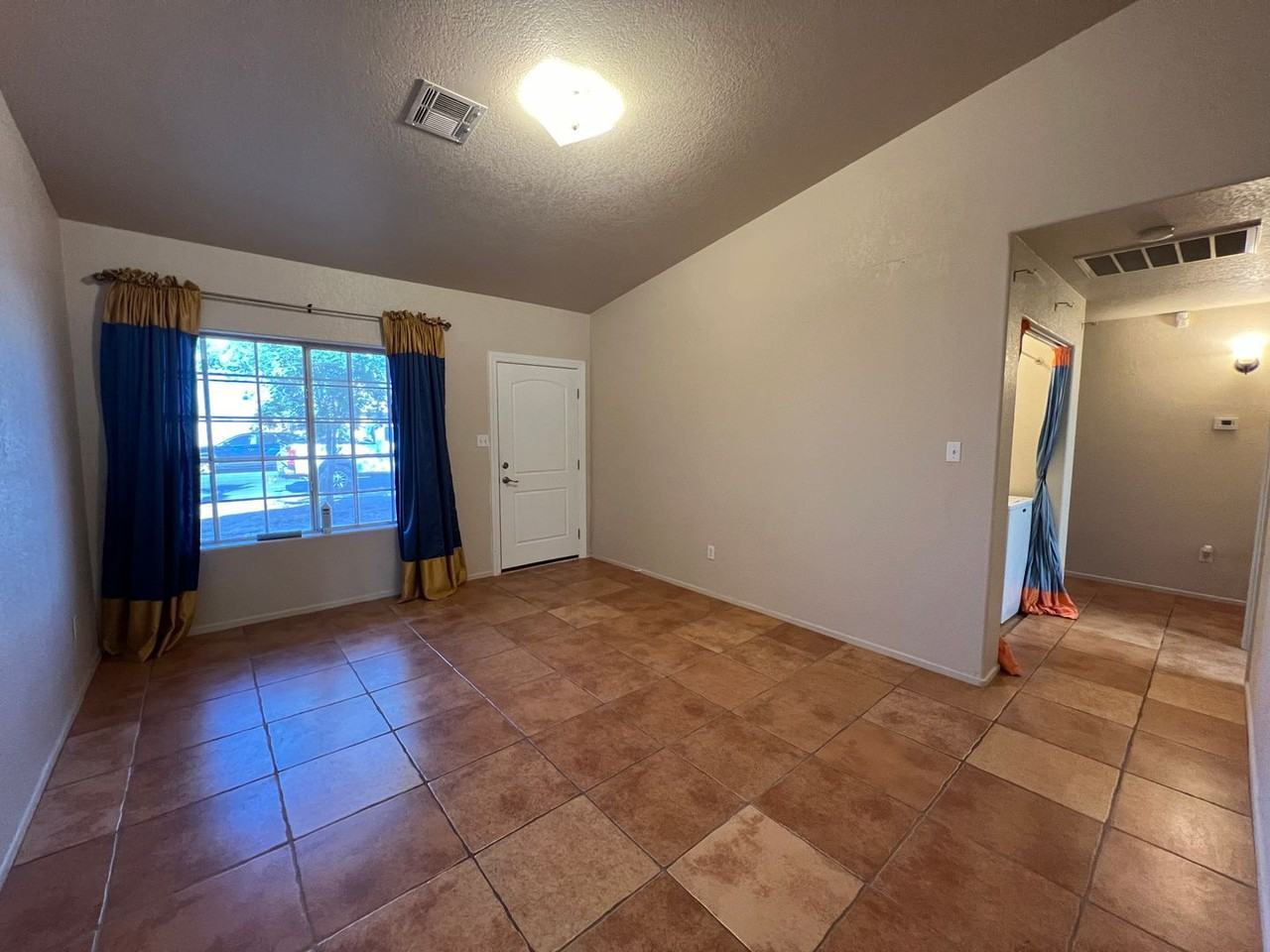 4137 S Jasmine Ave - Photo 3 of 26