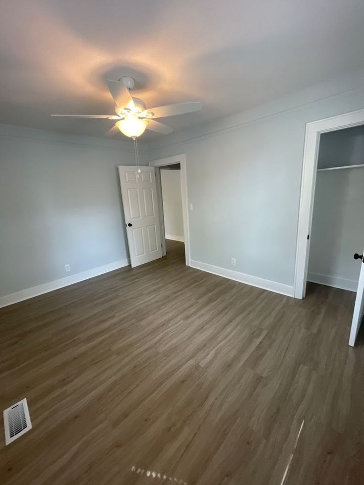 2729 E Surrey Dr - Photo 3 of 12