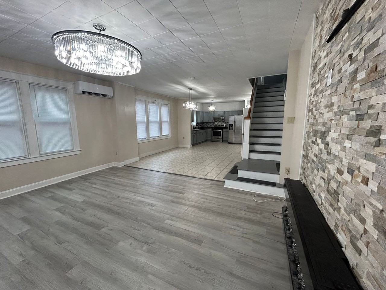 881 Manor St - Photo 2 of 27