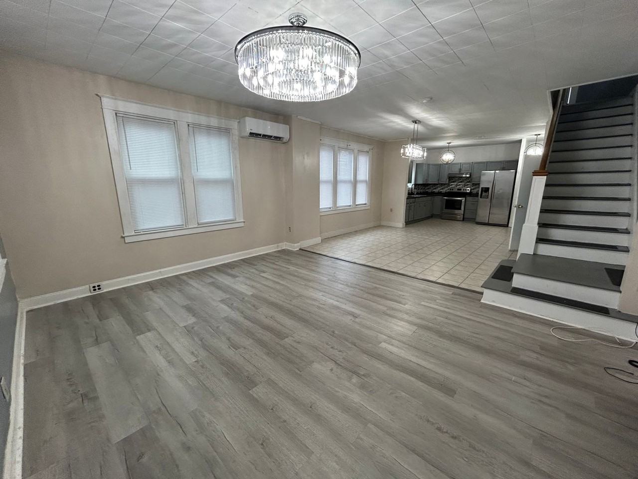 881 Manor St - Photo 3 of 27