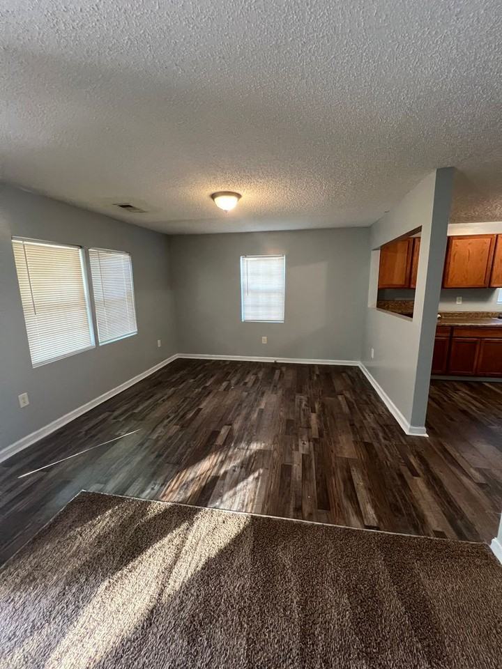 209 Beech St - Photo 3 of 9