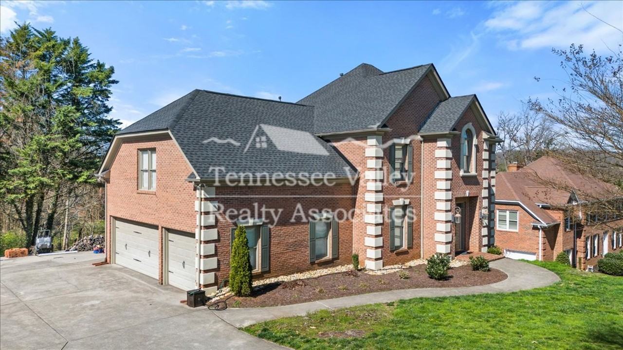 821 Foxfield Ln - Photo 2 of 39