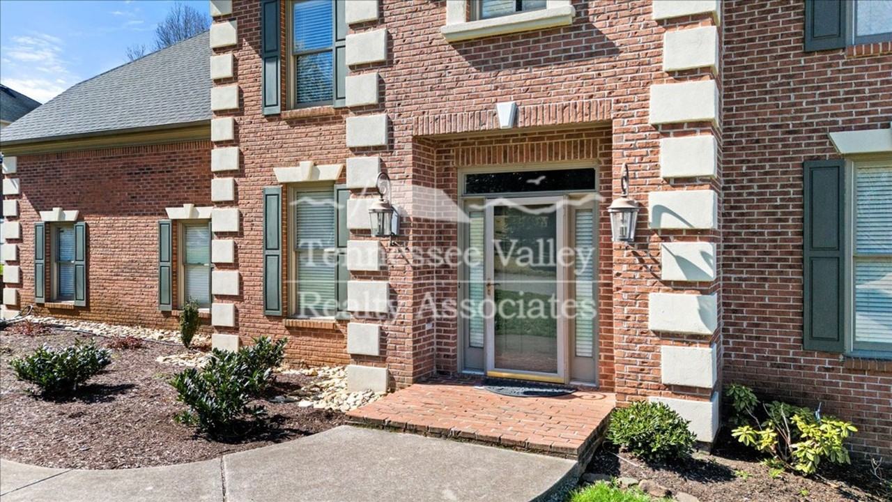 821 Foxfield Ln - Photo 3 of 39