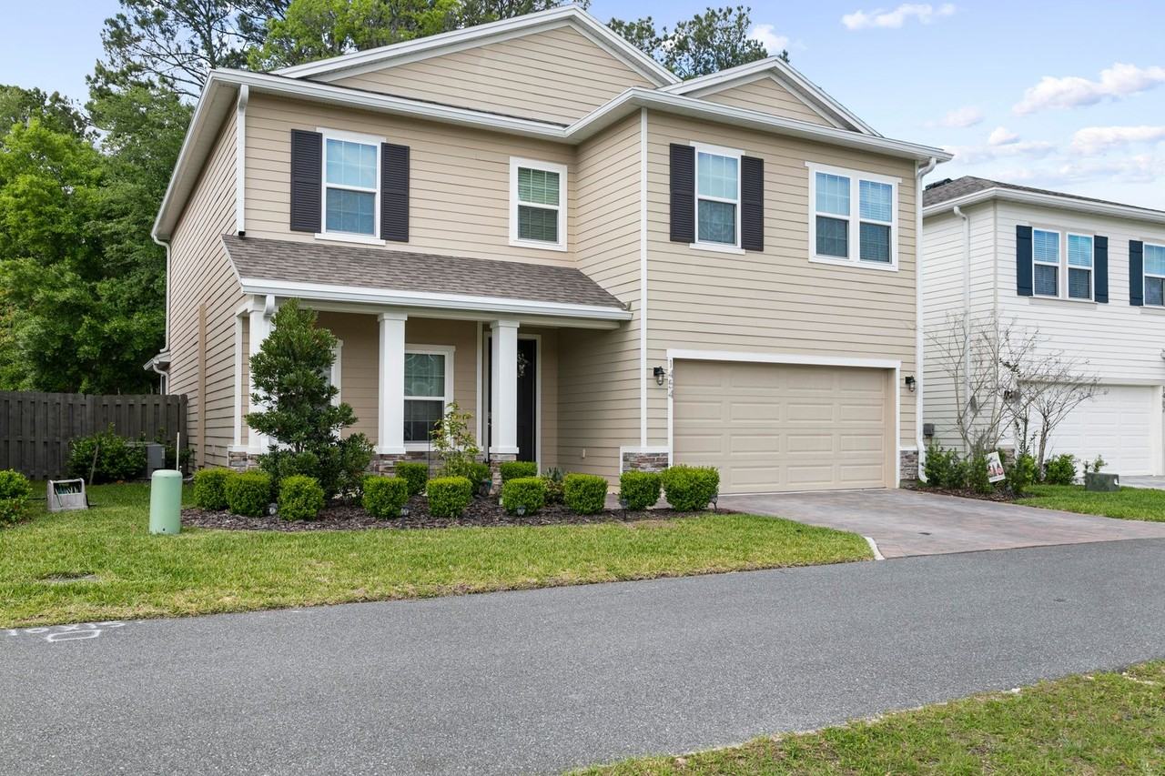 1454 Nw 136th Blvd - Photo 4 of 33