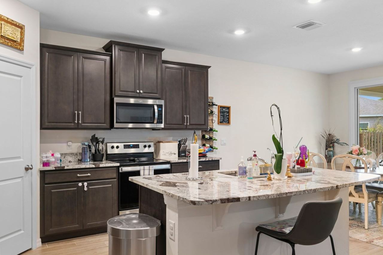 1454 Nw 136th Blvd - Photo 6 of 33